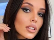 Фанаты гадают, кто подарил Решетовой «бэтмобиль»