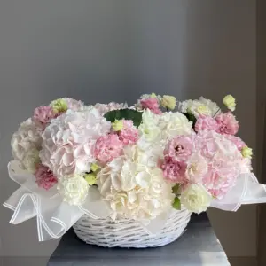 букет цветов в корзине