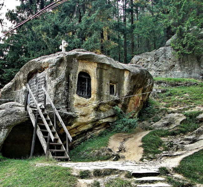 Старинный и пугающий дом, высеченный в камне, был создан руками человека