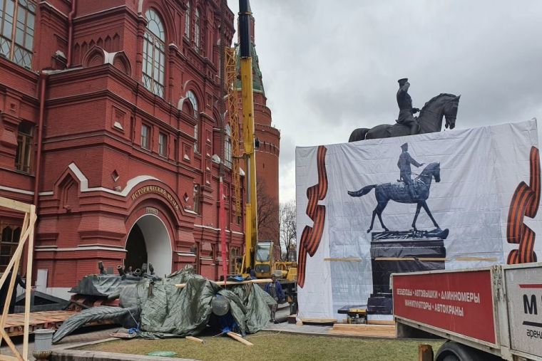 Что с памятником Жукову в Москве, почему распилили памятник Маршала Победы