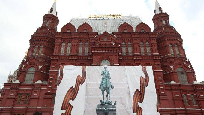 Что с памятником Жукову в Москве, почему распилили памятник Маршала Победы