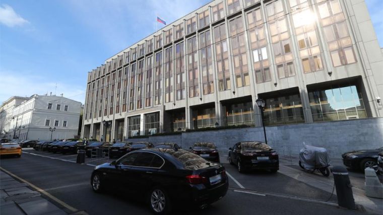 Новый закон об упрощенном получении гражданства РФ одобрил Совет Федерации
