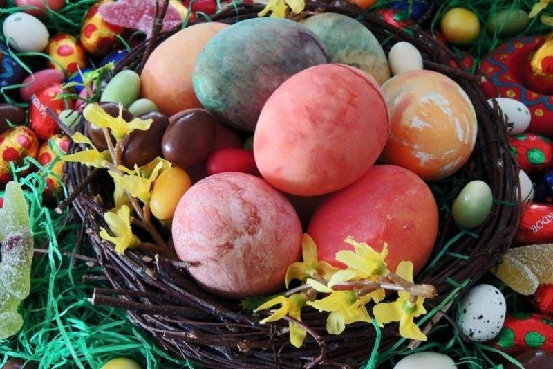 Почему на Пасху нужно красить яйца: откуда произошла традиция и что означает каждый цвет