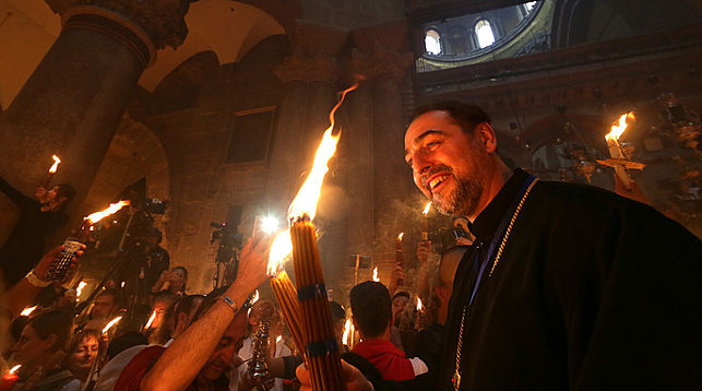 Почему Благодатный огонь сходит только на православную Пасху, правда или нет
