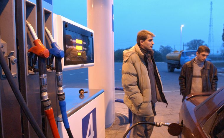 Цены на бензин в России упали  