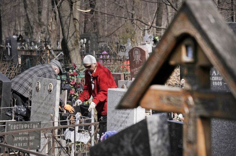 Как правильно убираться на кладбище и поминать усопших на Радоницу