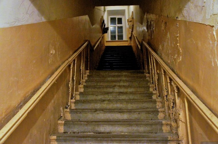 Почему лестницы в советских домах строились против часовой стрелки