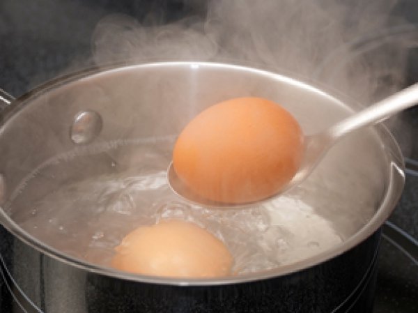 Как правильно варить яйца в луковой шелухе на Пасху, они чтобы не лопнули