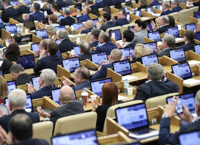 Российские депутаты предложили выплатить всем россиянам по 25 000 рублей