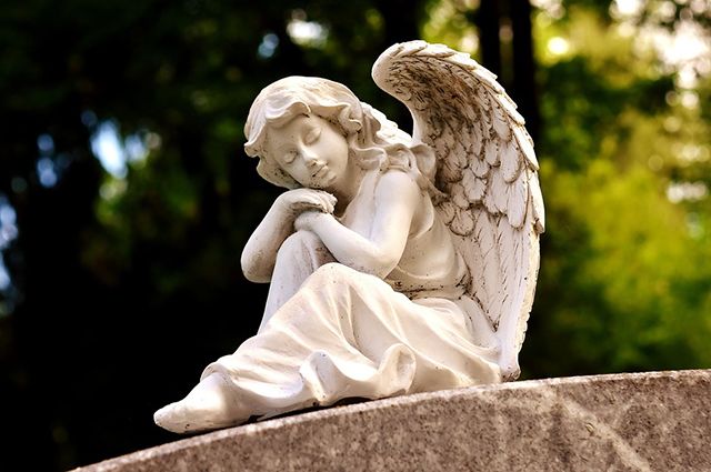 Молитва на Радоницу об усопших родителях, читаемая на кладбище, дома