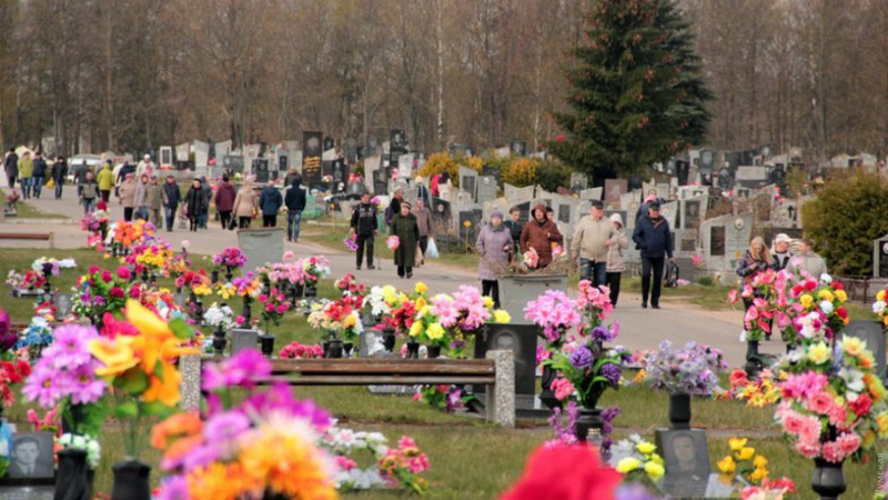 Родительский день после Пасхи в 2020 году позволяет пойти на кладбище