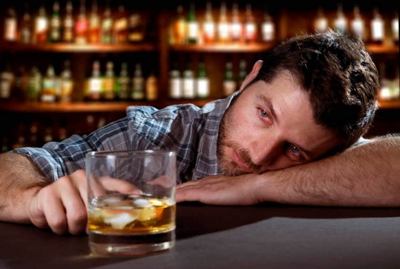 Влияние алкоголя на мозг описали ученые
