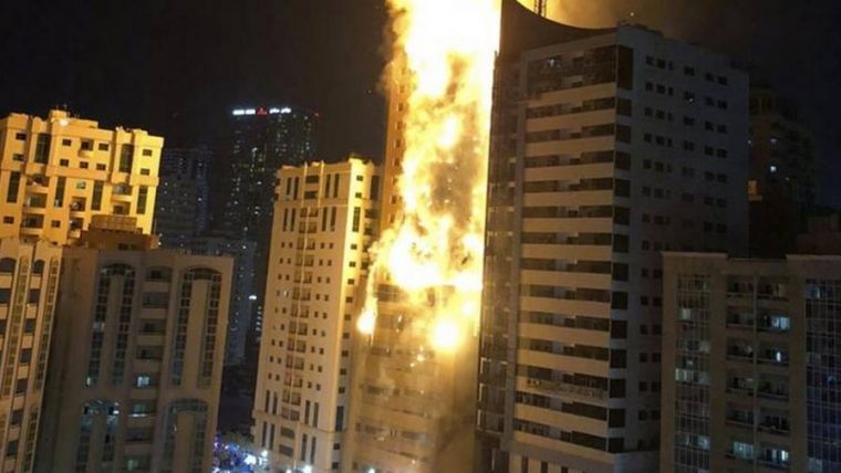 В ОАЭ горел 50-этажный жилой небоскреб 