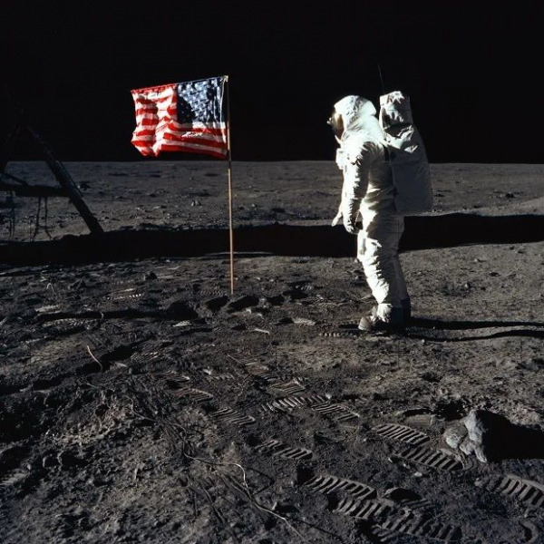Почему США продолжают обвинять в фальсификации высадки на Луну