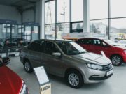 Ажиотаж в российских автосалонах: с чем связано повышение цен на автомобили