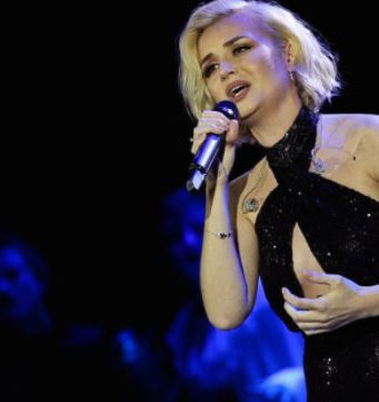 Гагарина похвасталась мускулами и задумалась о карьере оперной певицы