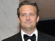 Звезда «Друзей» Мэттью Перри обручился с 29-летней возлюбленной