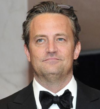 Звезда «Друзей» Мэттью Перри обручился с 29-летней возлюбленной