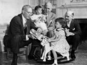 Отчего дети доктора Спока отказались от собственного отца?