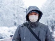 В чем опасность ношения медицинской маски в мороз?