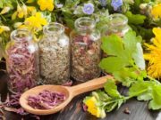 Подышать над картошкой и другие методы лечения, угрожающие жизни любителей народной медицина