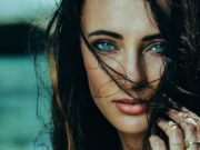 Глаза зеленого цвета легко создать с линзами