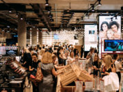 На какие товары сейчас скидка в Золотом Яблоке?