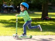 Как научить ребёнка кататься на самокате?