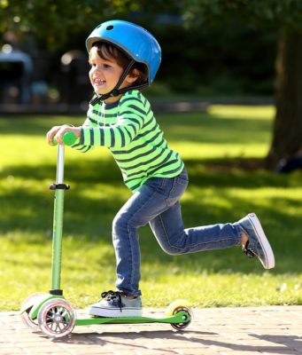 Как научить ребёнка кататься на самокате?