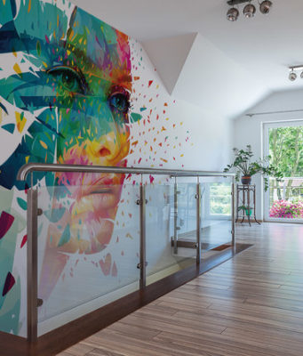 Как роспись на стене меняет атмосферу в доме?