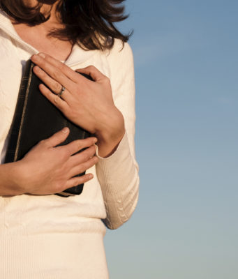 Кому будет приятно получить Библию на украинском в подарок?