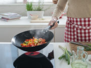 Какие блюда приготовить в сковороде ВОК?