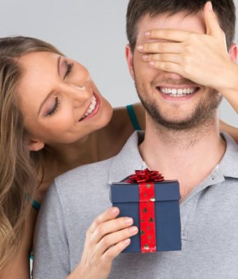 Выбор оригинального подарка: что подарить любимому мужчине?