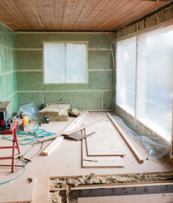 Строительные работы в квартире: кто поможет с уборкой?