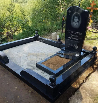 Благоустройство могилы: когда без посторонней помощи не обойтись