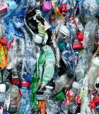 Ученые нашли способ превращать пластиковый мусор обратно в нефть