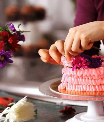 Сахарные украшения на торт: виды, правила выбора