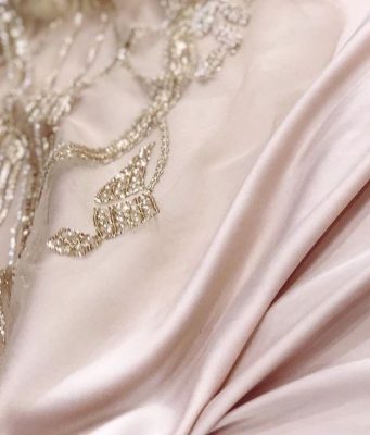 Какой должна быть ткань для создания вечерних платьев