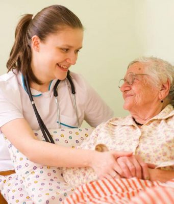 Уход за пожилыми людьми в доме престарелых: что включает в себя уход