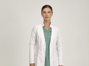 Функциональность и комфорт в медицинской одежде: обзор важных характеристик, таких как защитные свойства, удобство и эргономичность