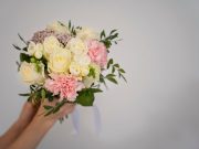 Тенденции в подарочных букетах: новые идеи и творческие подходы к созданию букетов, соответствующих современным вкусам и требованиям