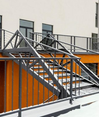 Современный дизайн лестниц на металлическом каркасе: сочетание стиля, функциональности и прочности в интерьере