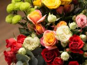 Уход за розами в букетах: секреты сохранения свежести и красоты цветов для долговременного наслаждения