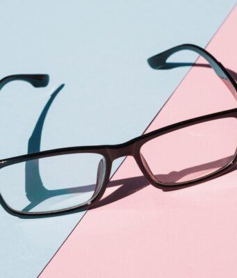 Выбор оправы для очков: типы, материалы, формы