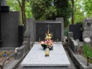 Гранитные памятники: выбор материала, формы и гравировки для уникального мемориала