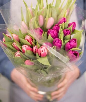 Как порадовать близких букетом — выбор цветов, оформление композиции и доставка сюрприза