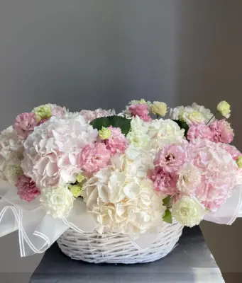 Букет цветов в корзине: элегантный подарок с продолжительной свежестью букет цветов в корзине
