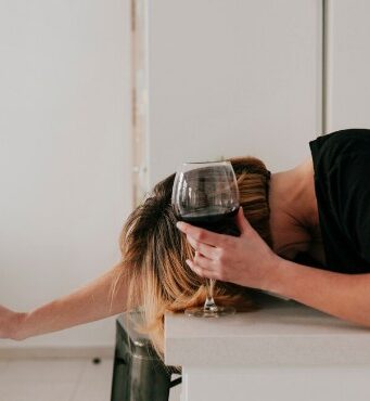 Алкоголизм: вывод из запоя — безопасно, быстро, с заботой