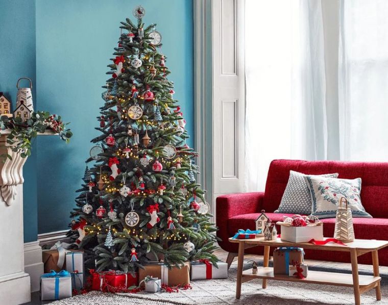 Как украсить новогоднюю елку, и в нарядах какого цвета надо встречать год Быка 2021