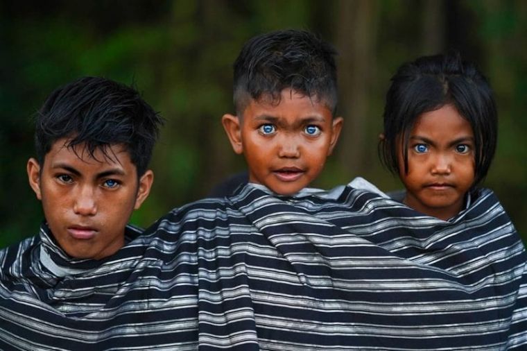 Удивительное племя с синими глазами живет на острове Бутунг в Индонезии